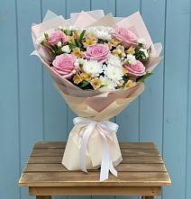 Букет цветов из:  Гвоздики, Орхидеи и Розы в Кокоревке