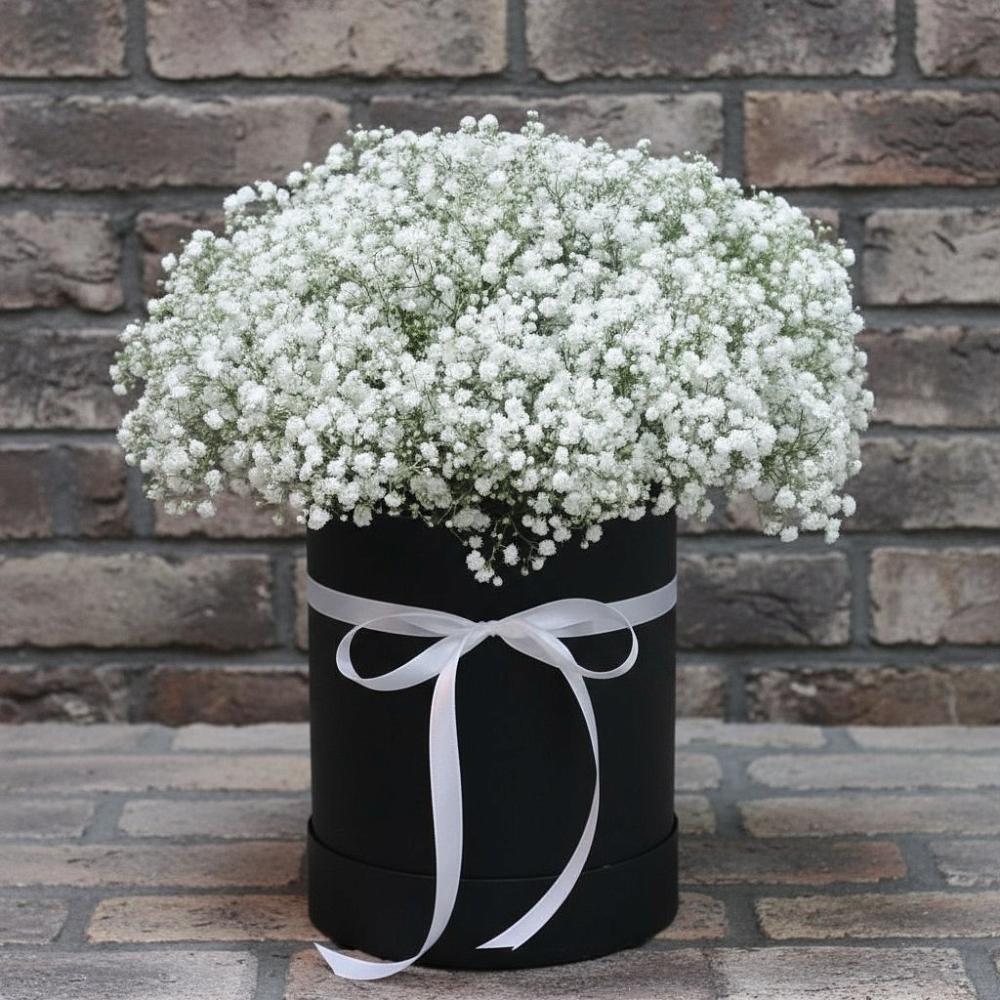 Цветочная композиция из Гипсофила в шляпной коробке в Кокоревке