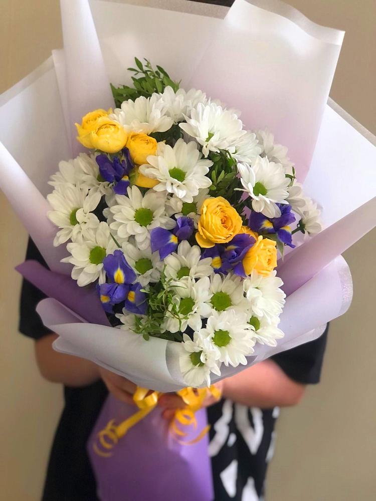Букет цветов из: Ирисы, Хризантемы и Розы в Кокоревке