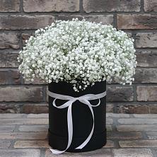 Цветочная композиция из Гипсофила в шляпной коробке в Кокоревке